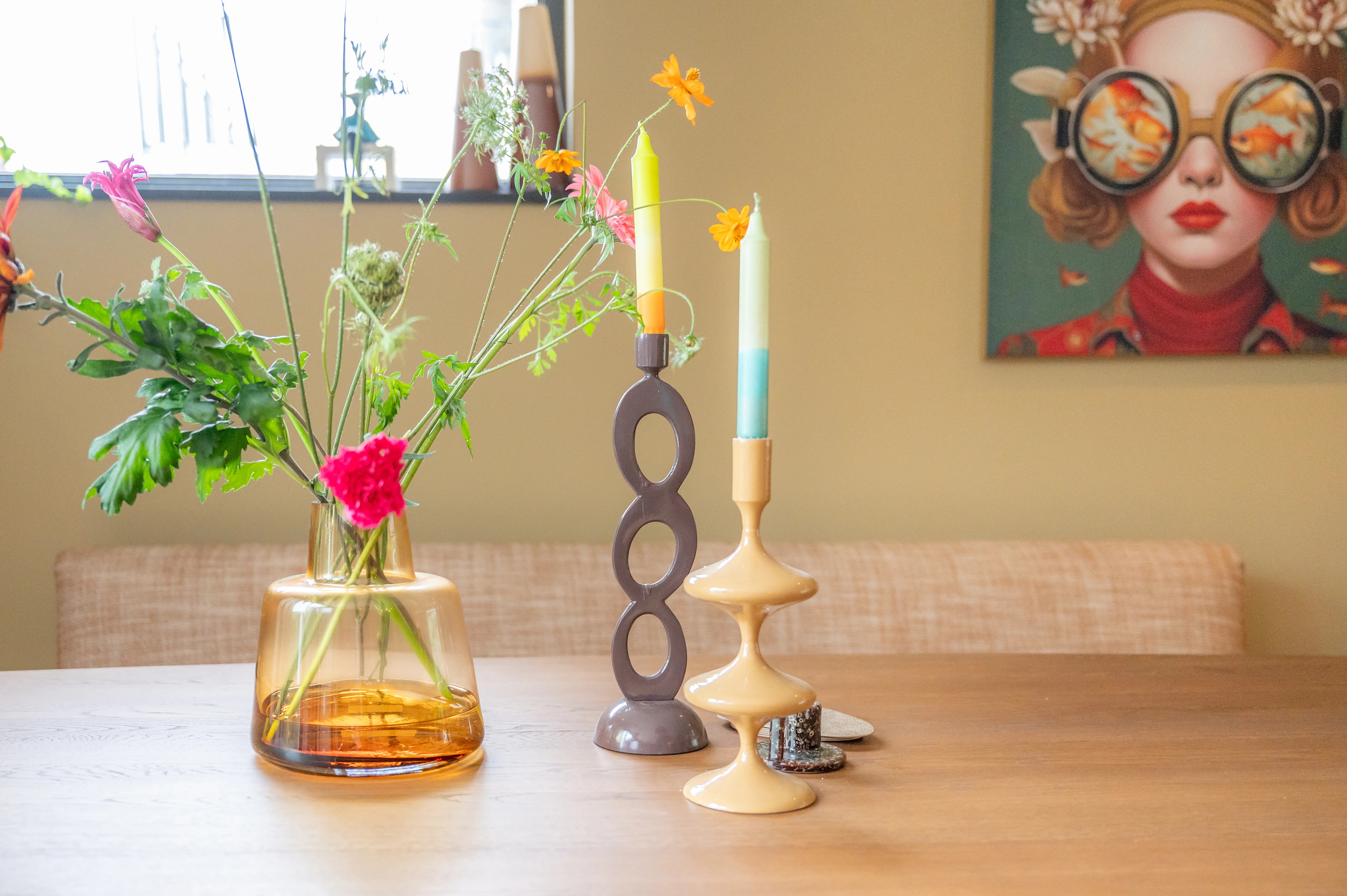 Bloemen, kaarsen en ronde vormen op de eettafel