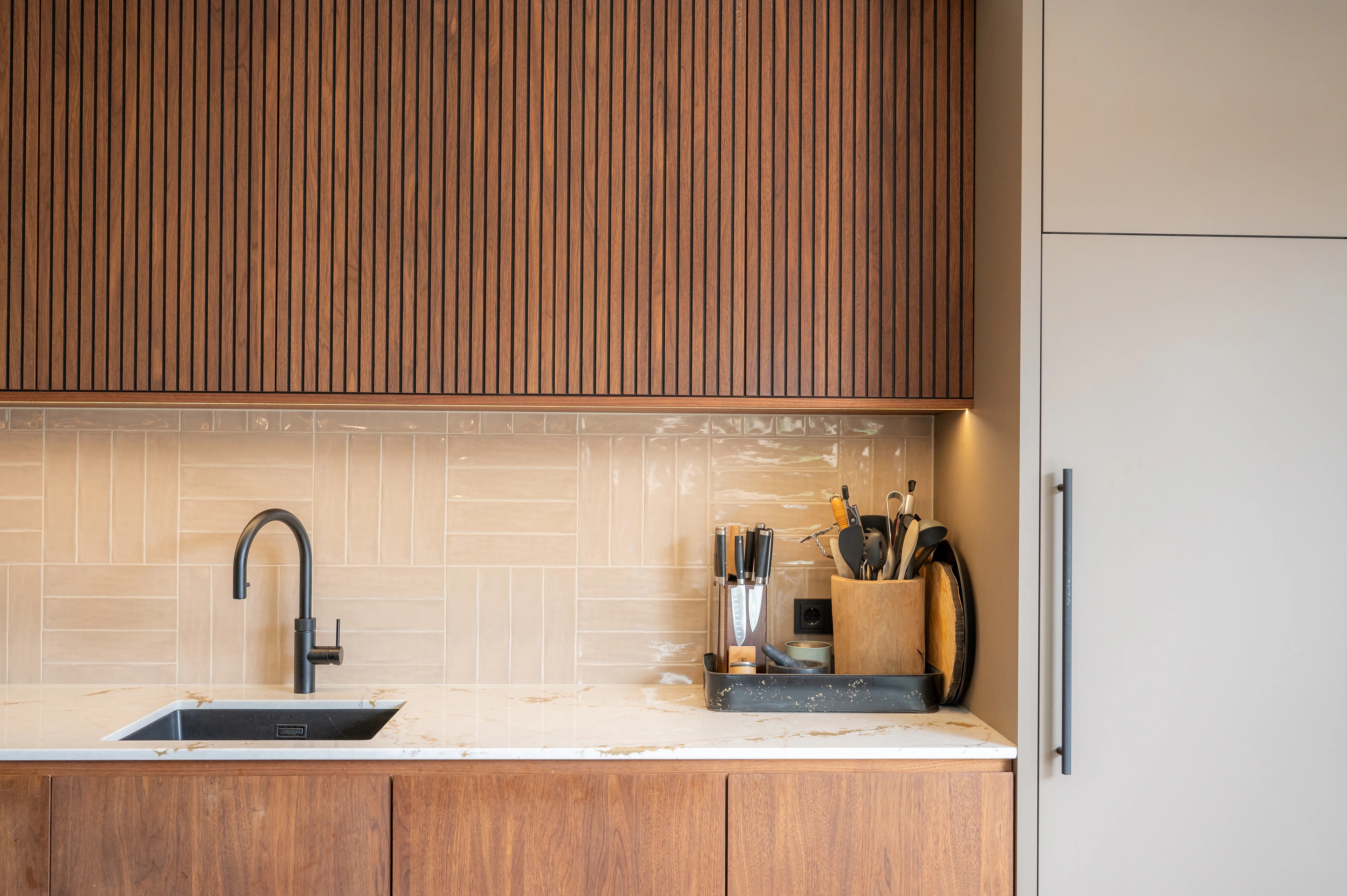 Detail van de houten keuken met warme verlichting