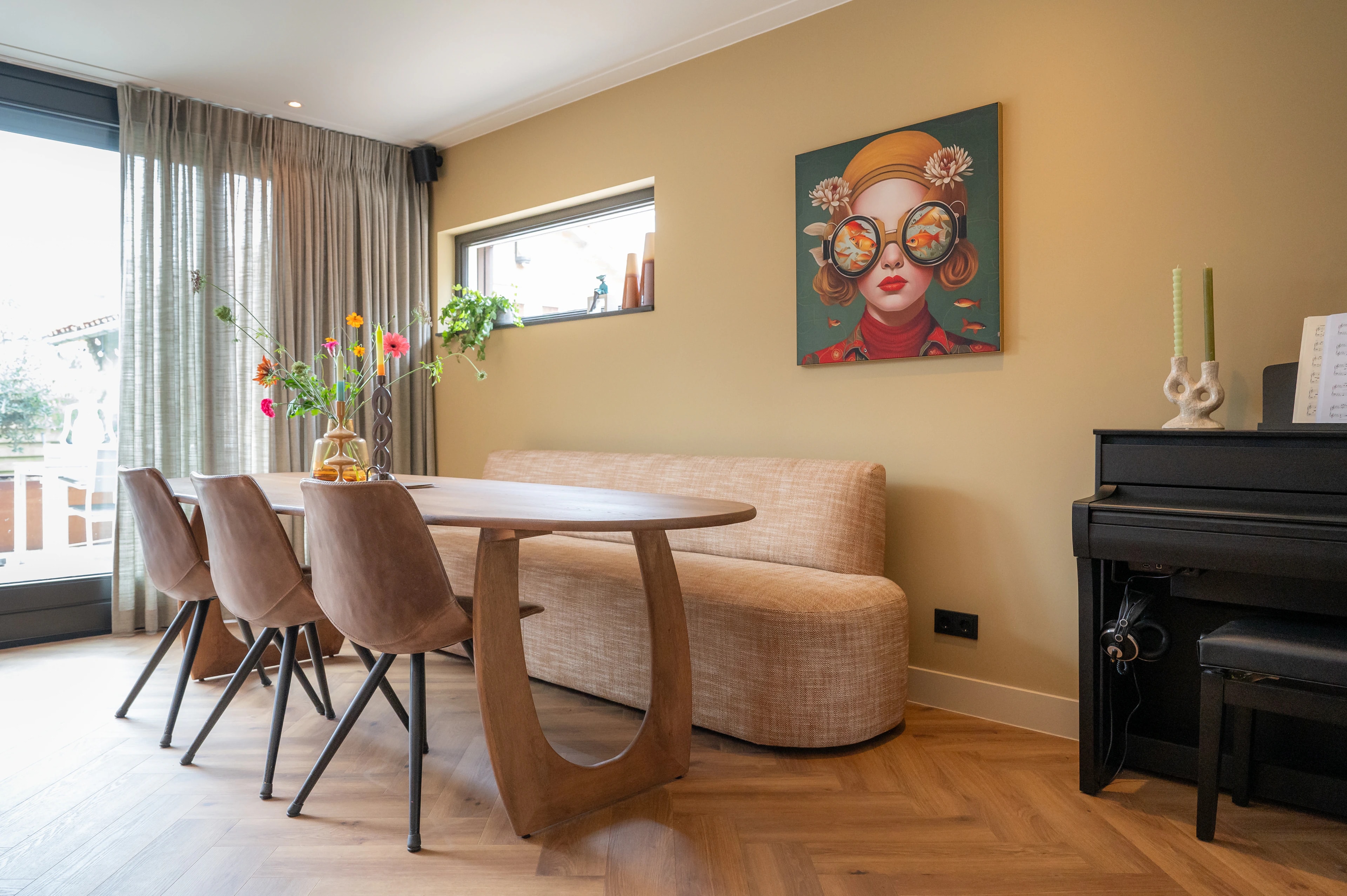 Eethoek en piano in een warm aards kleurenpalet