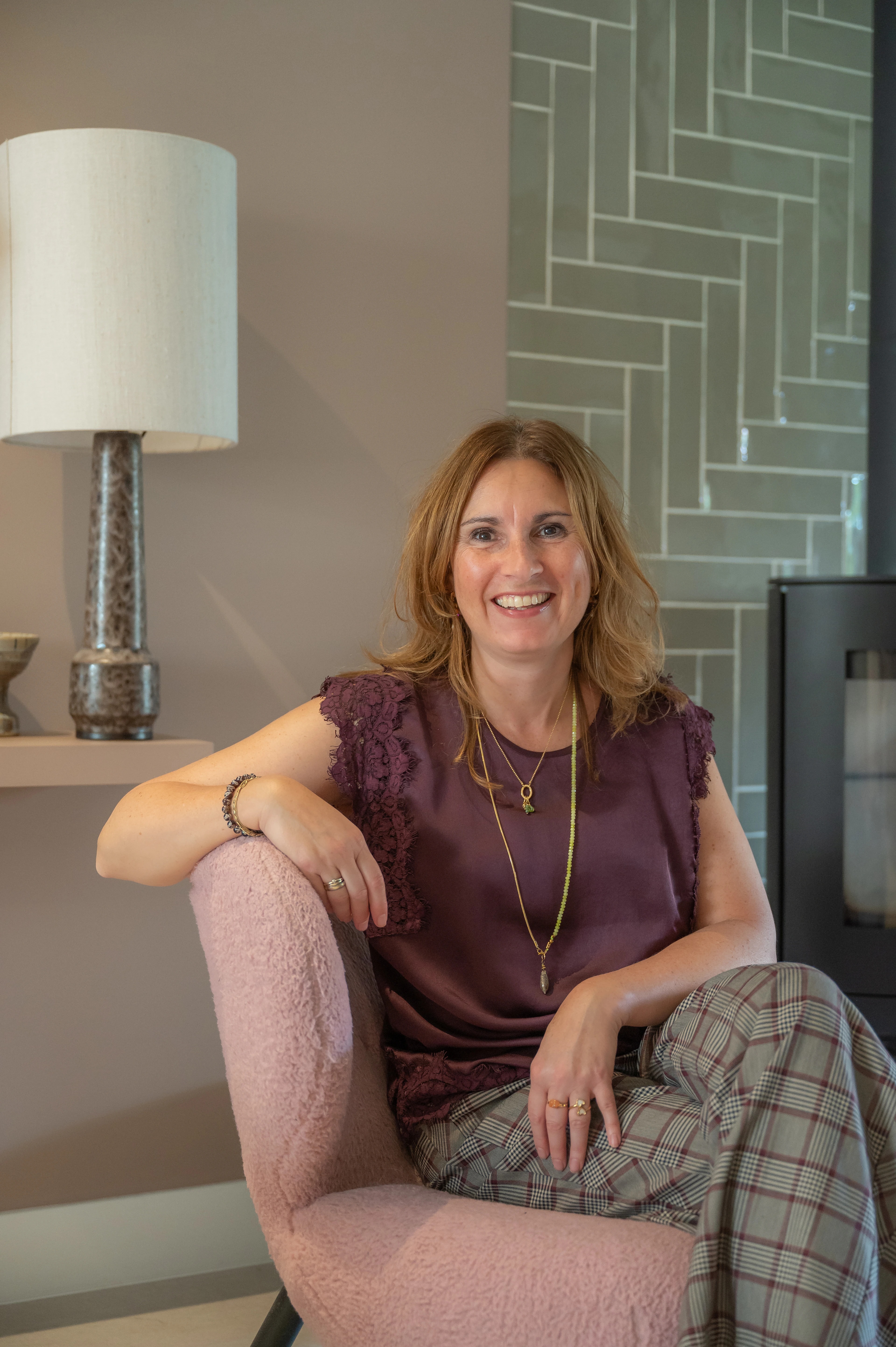 Linda Bos in een warm interieur van Studio Umbel