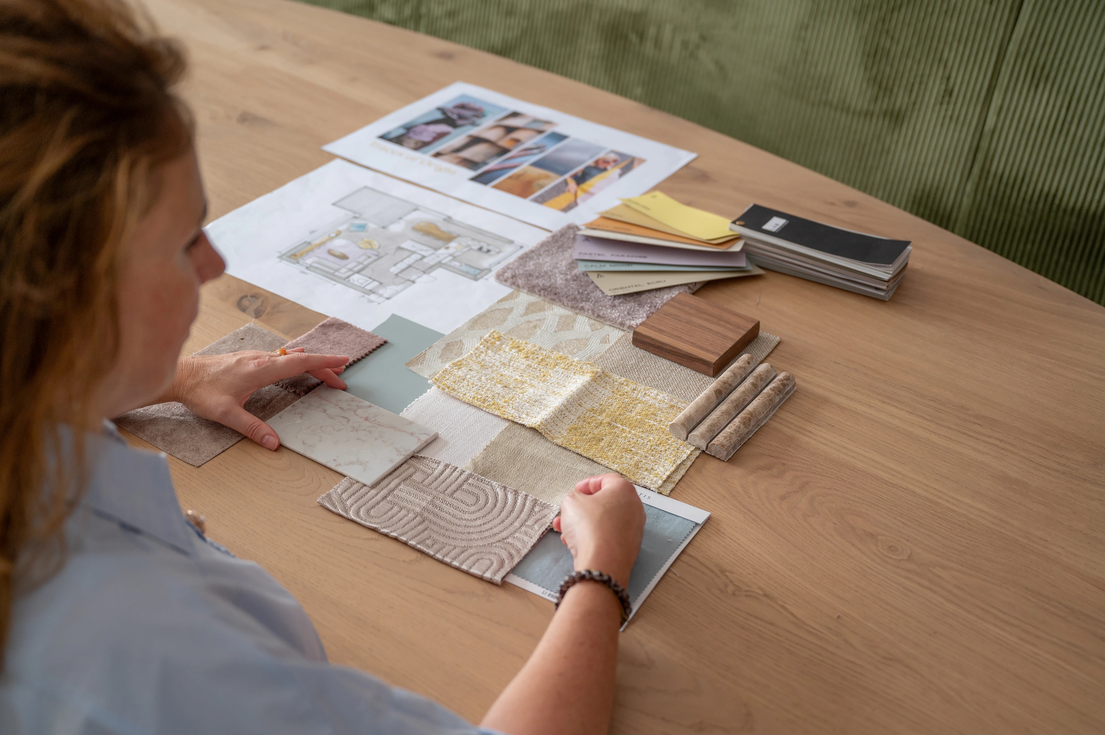 Linda combineert kleur- en materiaalstalen aan tafel