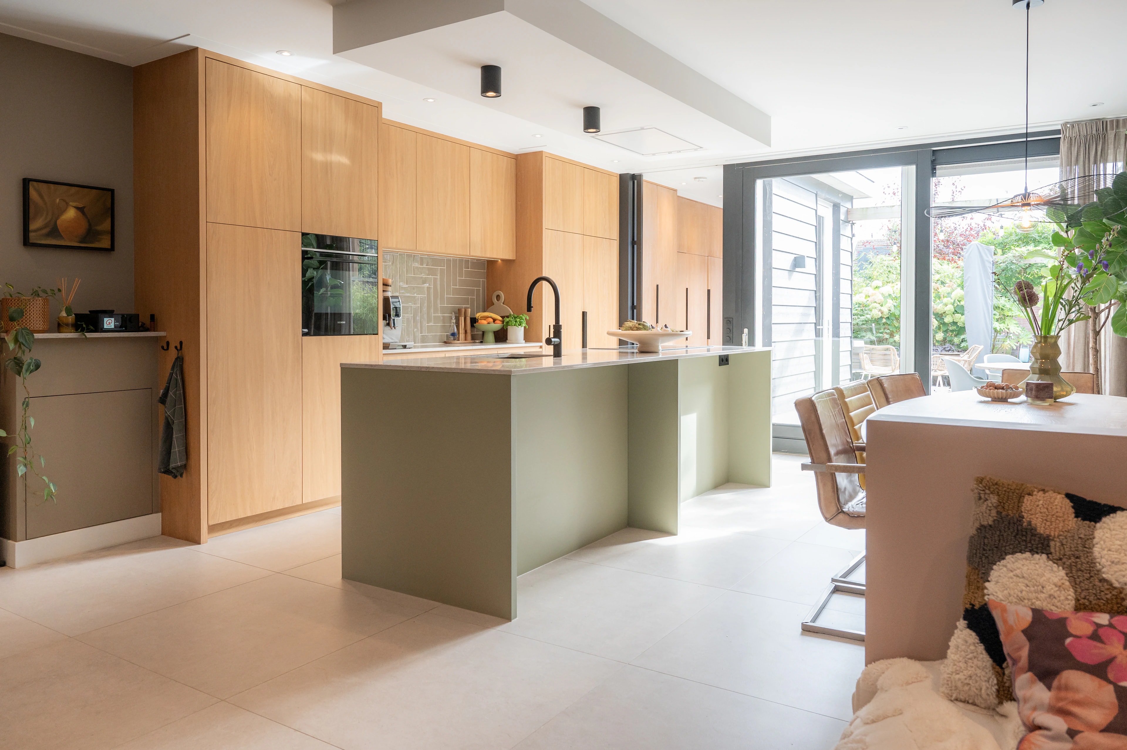 Lichte keuken met groen maatwerk in Loosdrecht