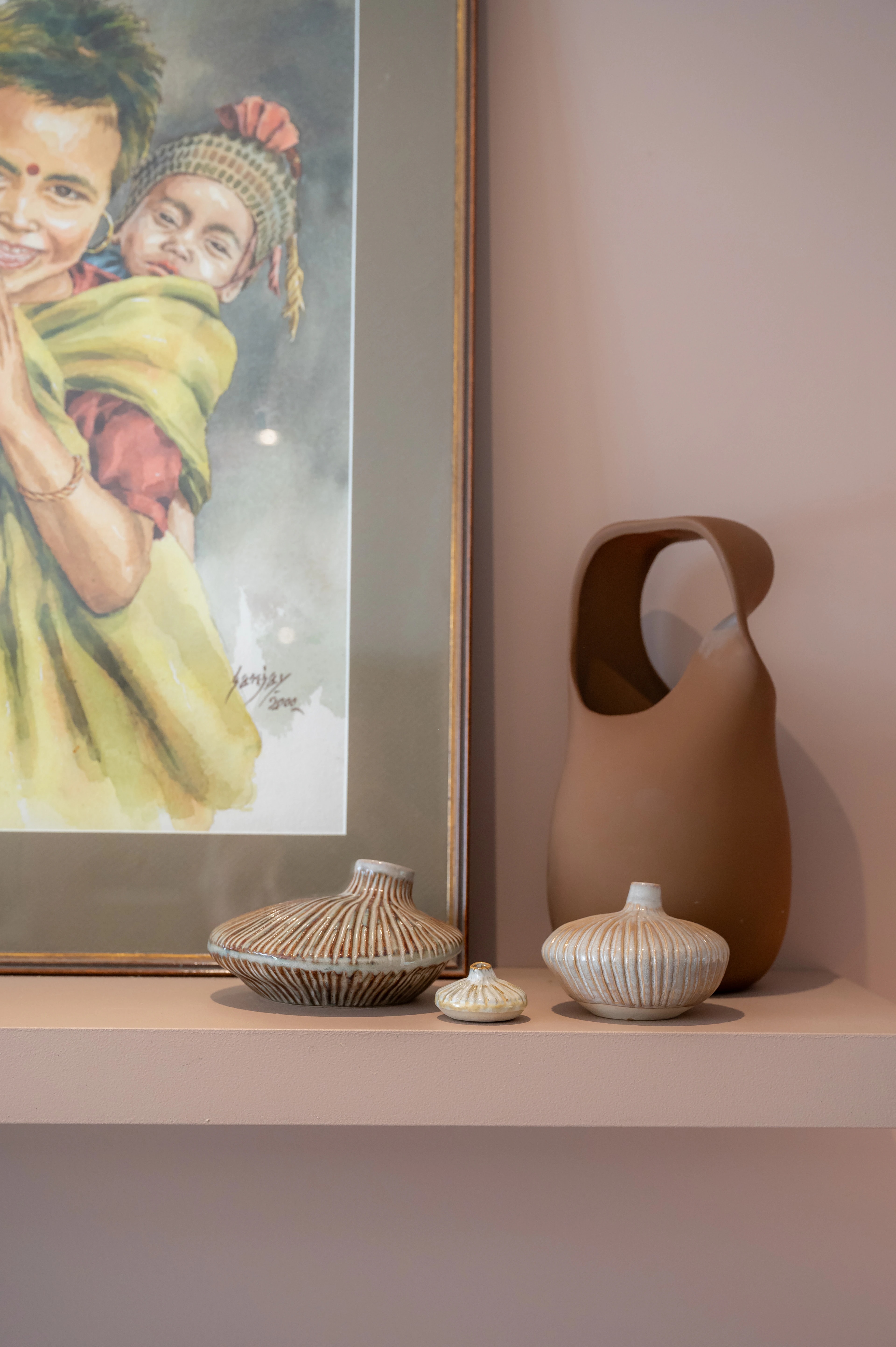 Kunstwerk en keramische objecten in warme tinten