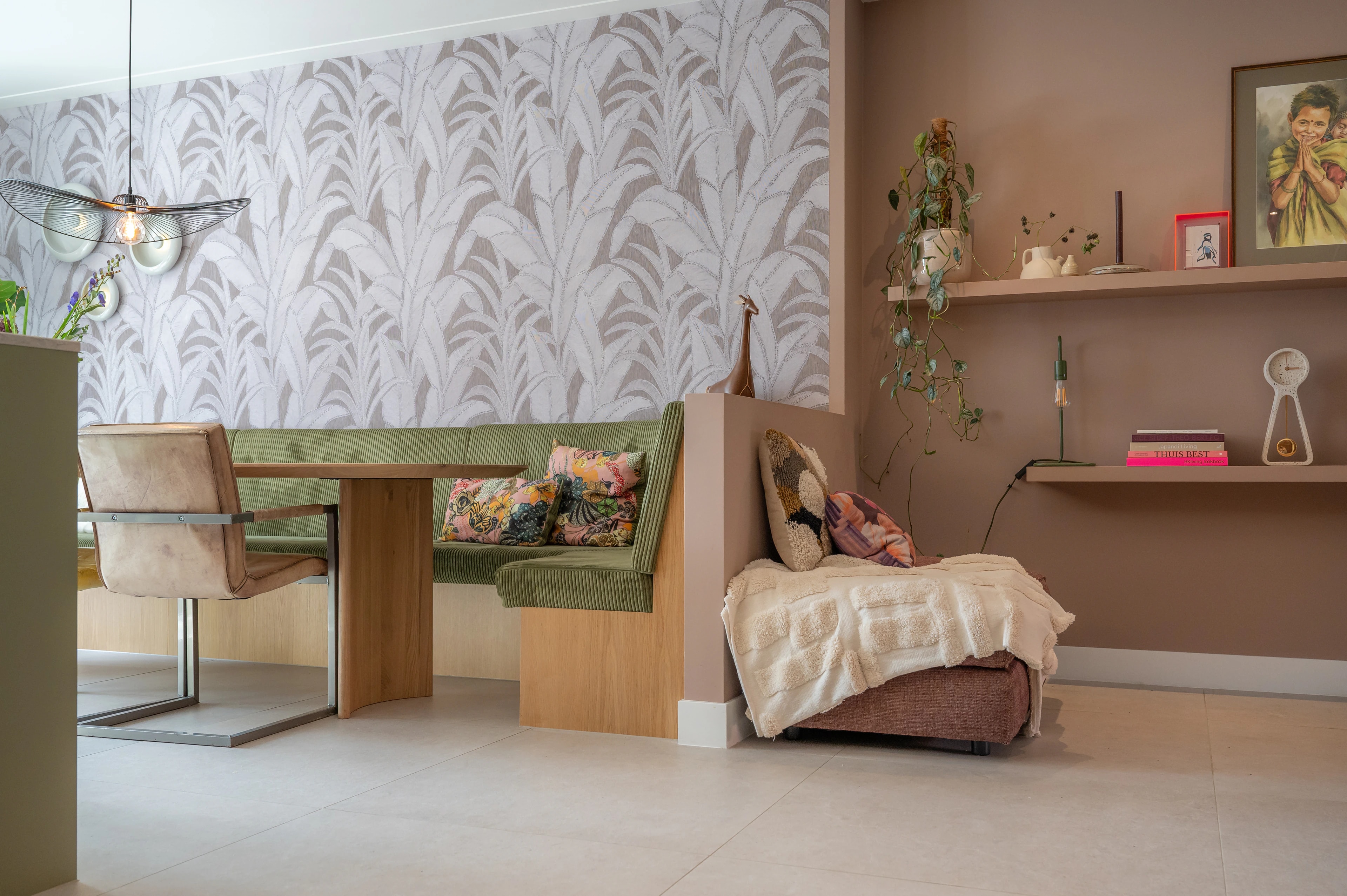 Eethoek en zithoek in een warm en gelaagd interieur