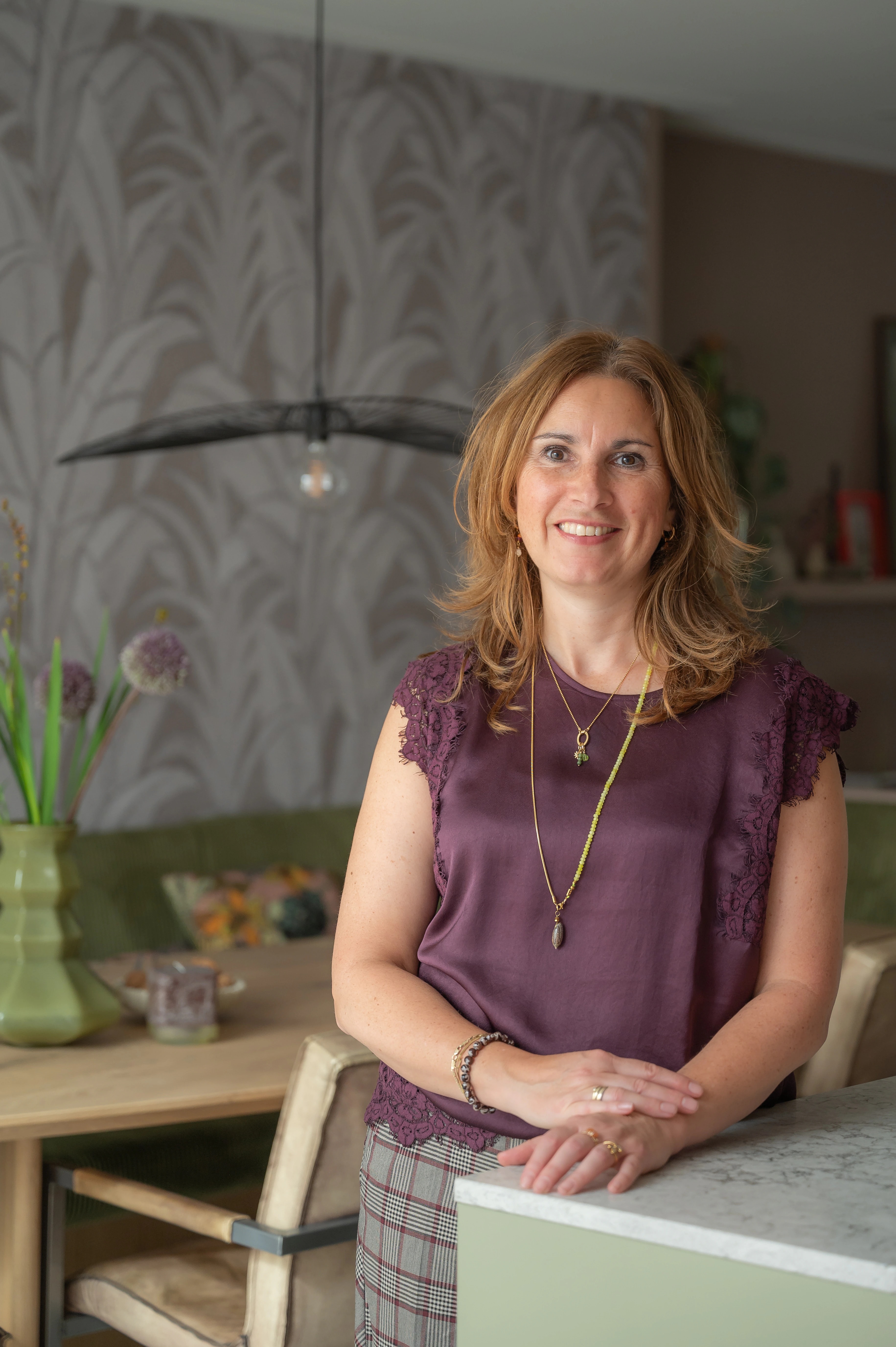 Linda van Studio Umbel aan tafel in een warm interieur
